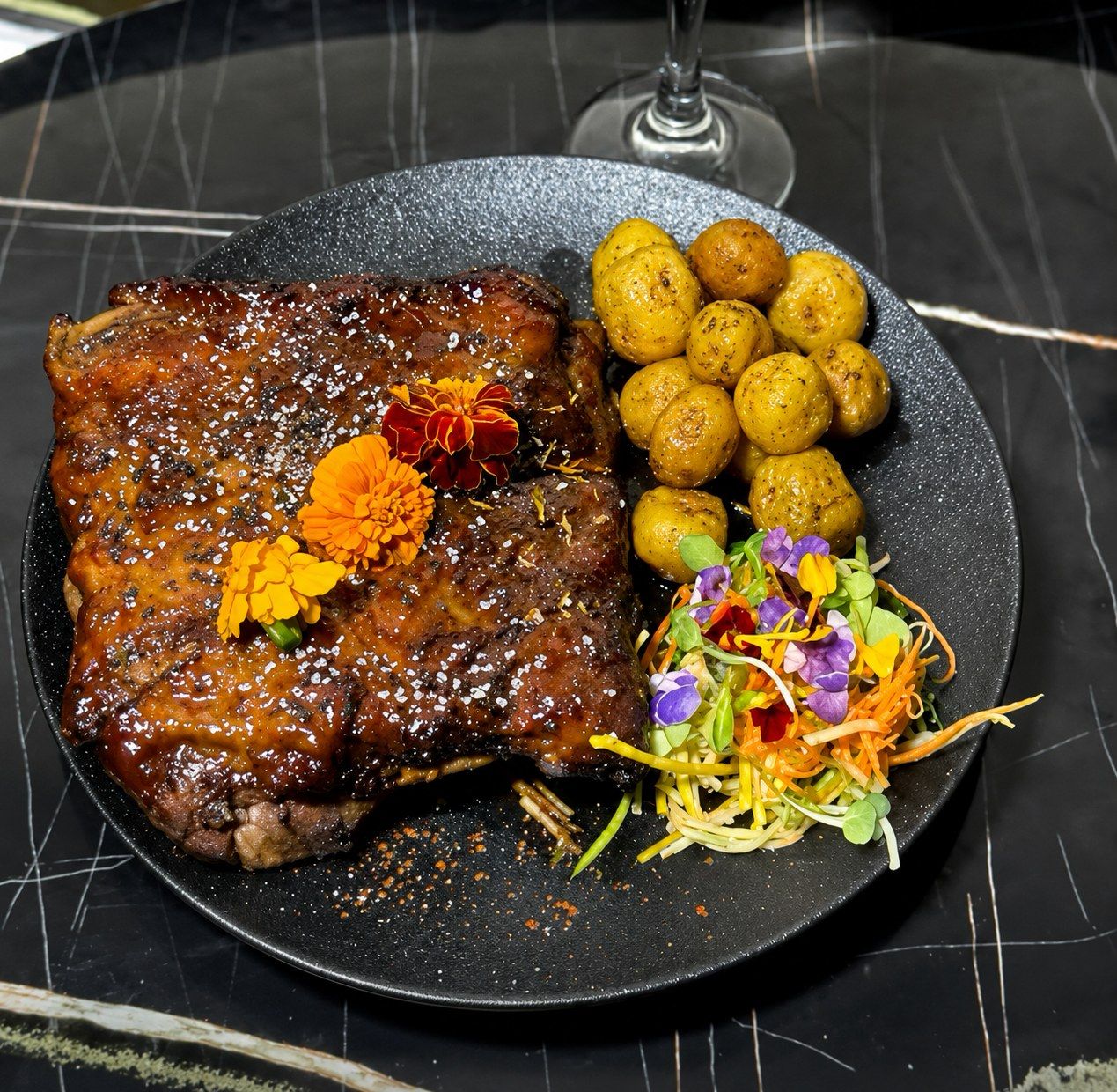 Costillas de Kansai, plato de Almonte Restobar