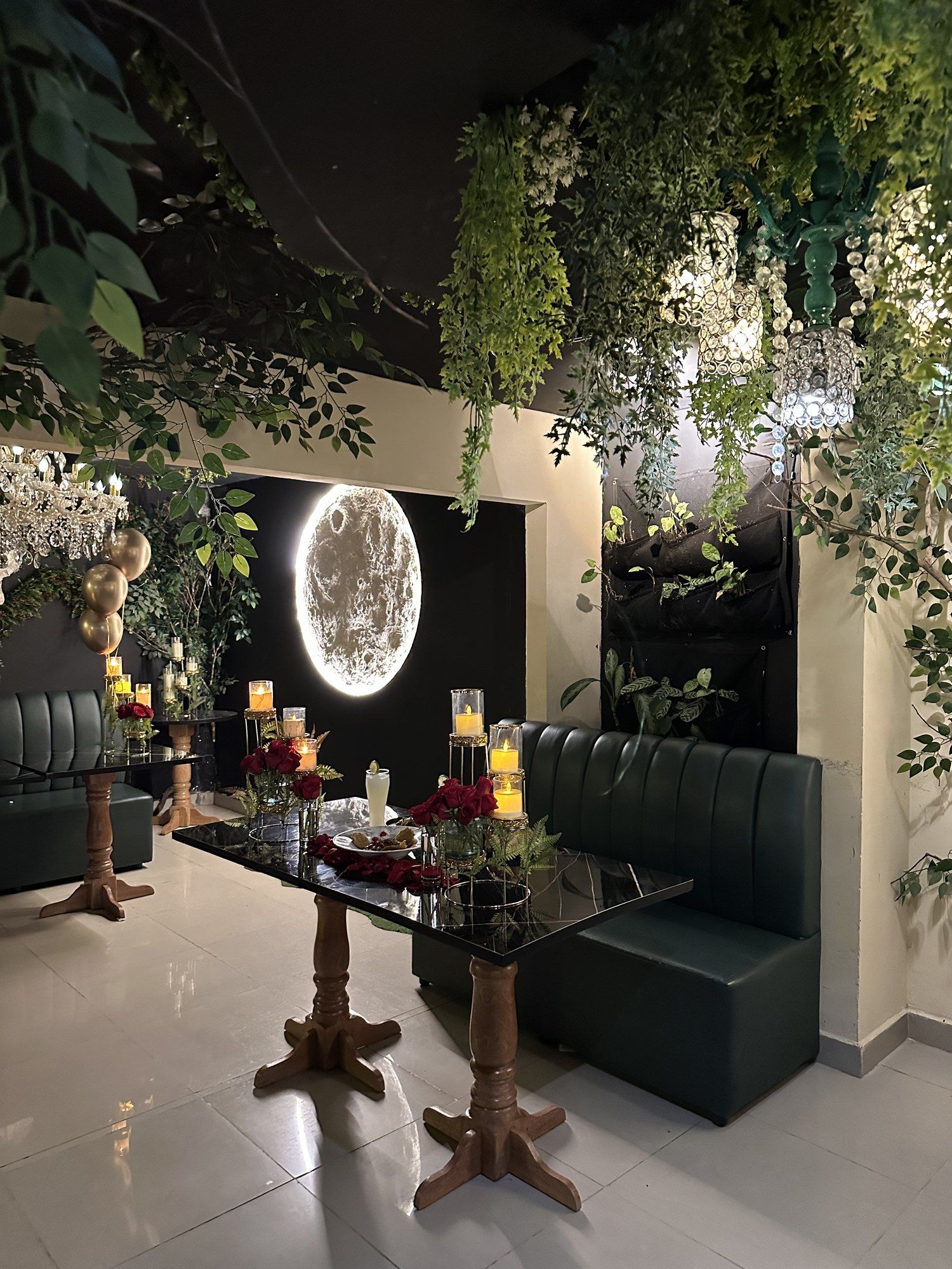 La mesa de la luna de Almonte Restobar: un nicho con una lámpara redonda encendida sobre la mesa decorada