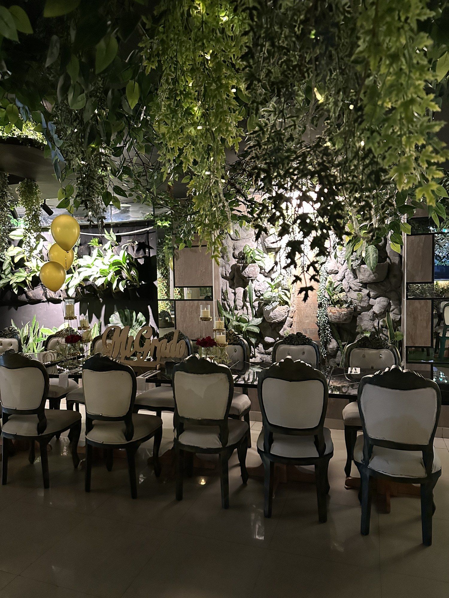 Mesas montadas para un evento en el salón de Almonte Restobar